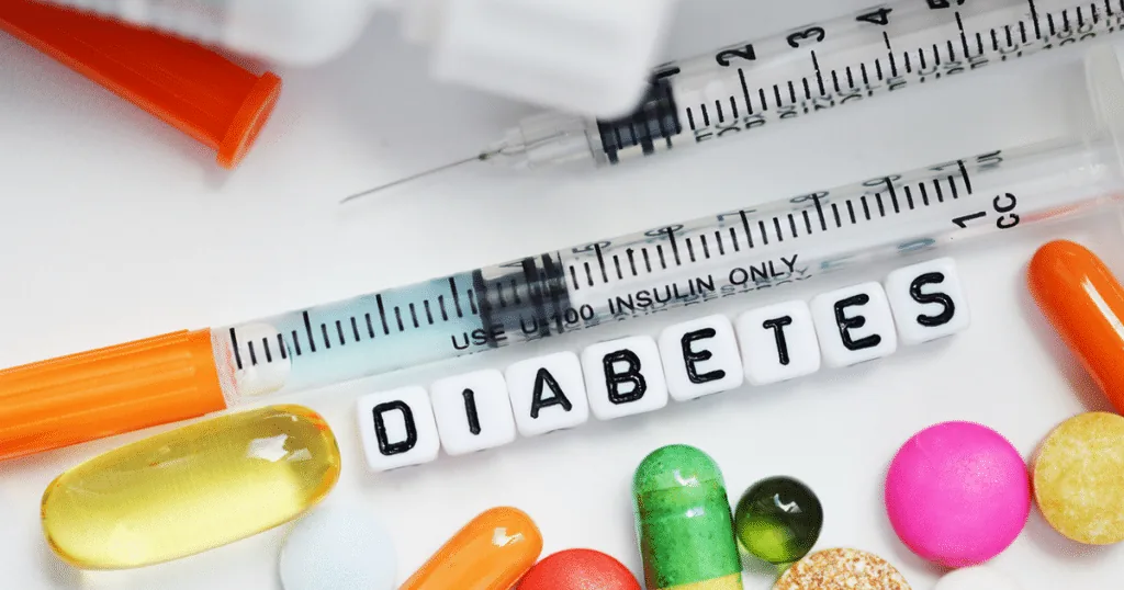 Insulinspritzen und Buchstabenwürfel mit dem Wort Diabetes
